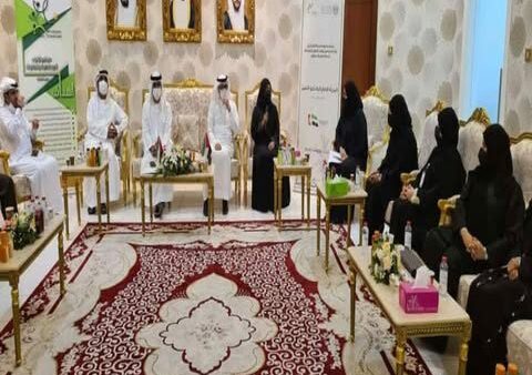 نظم  جلسة حوارية بمناسبة يوم المرأة الإماراتية تحت شعار ( المرأة طموح وإشراقة…